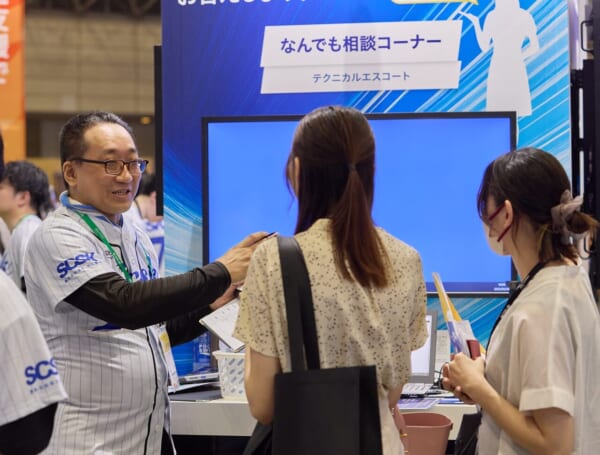 ブースで相談にのるテクニカルエスコートメンバー（写真は兒玉エンジニア）